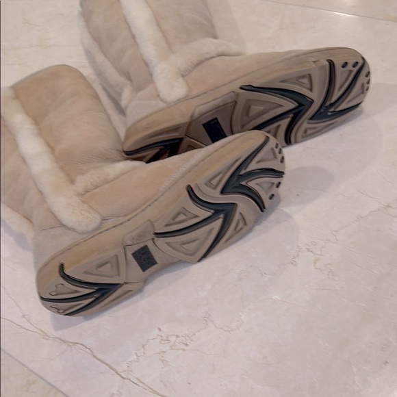 UGG Cozy Tan Shearling-Lined Women's Boots - Picture 10 of 13